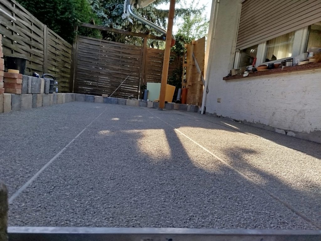 Vorbereitetes Splittbett für neue Pflasterarbeiten an einer Terrasse